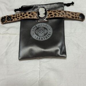Reloved Leather cameo bracelet
